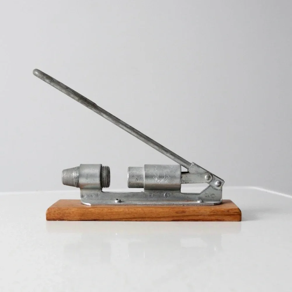 ⭐️Vintage Reed's Rocket Nut Cracker - Picture 1 of 7